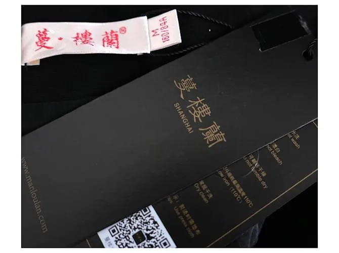 Autre Marque Vestido Cheongsam QiPa de crepé negro con adornos dorados Man Lou Lan 