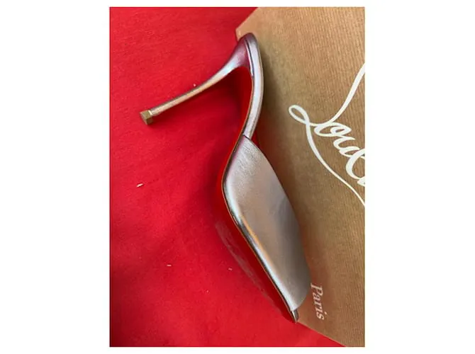 Christian Louboutin Sandalias Me Dolly con suela roja metalizada plateada Plata 