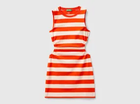 Vestido de rayas con ventana